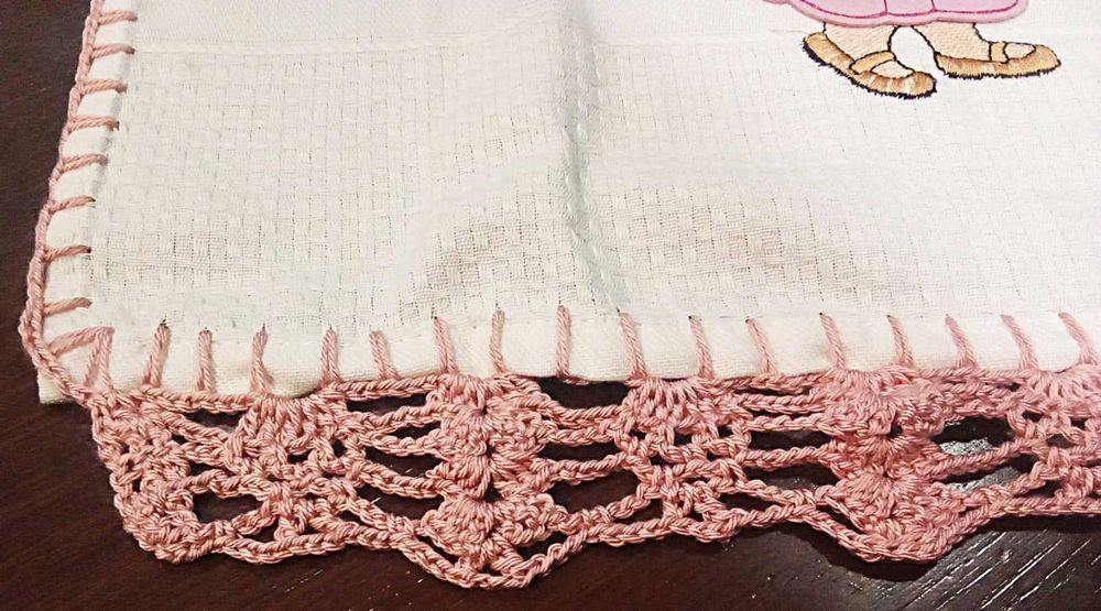 Pano com ponto de renda cor de rosa feito à mão