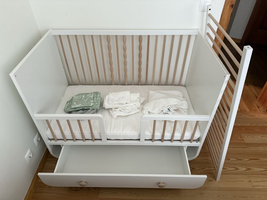 Crib + Mattress + 2 Bed Sheets + Waterproof Mattress Pad + Crib Duvet – Never Used64730022007811120