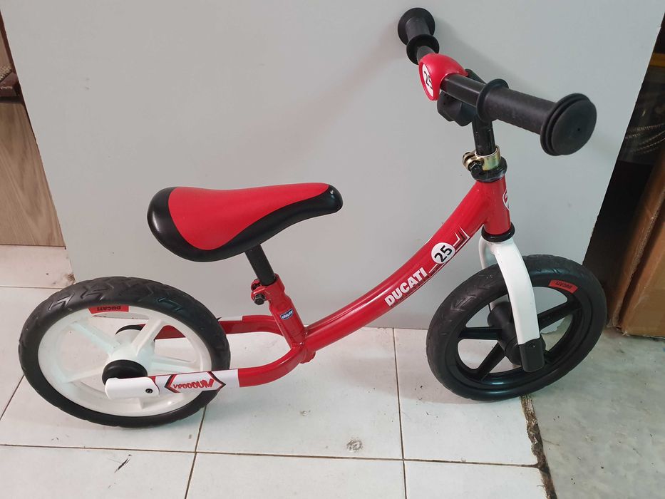 Bicicleta infantil de equilíbrio