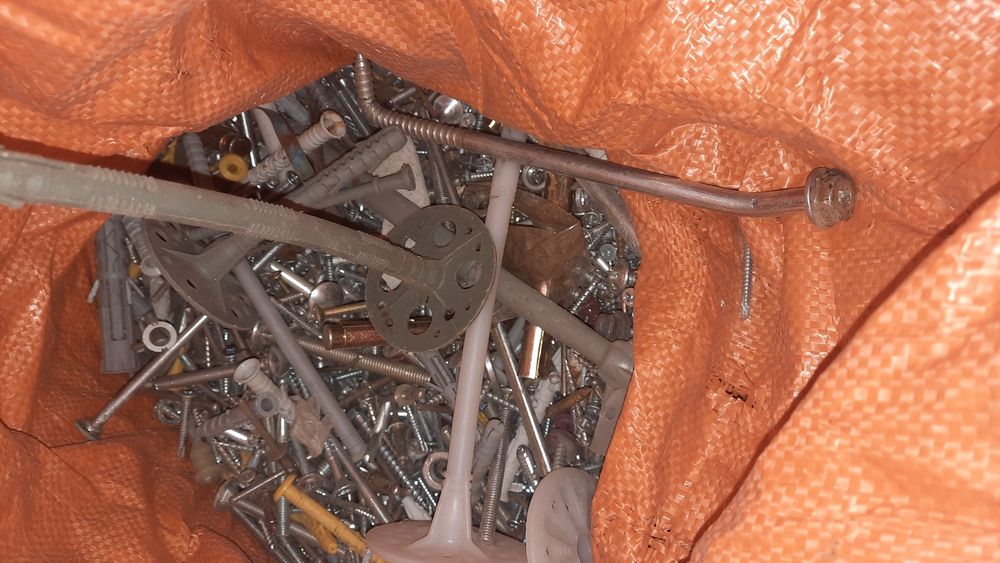 Саморезы,шурупы,болты,гайки насыпью