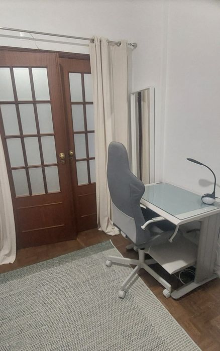 Quarto pequeno e acolhedor