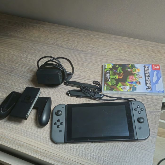 Nintendo switch z zestawem i grą Minecraft