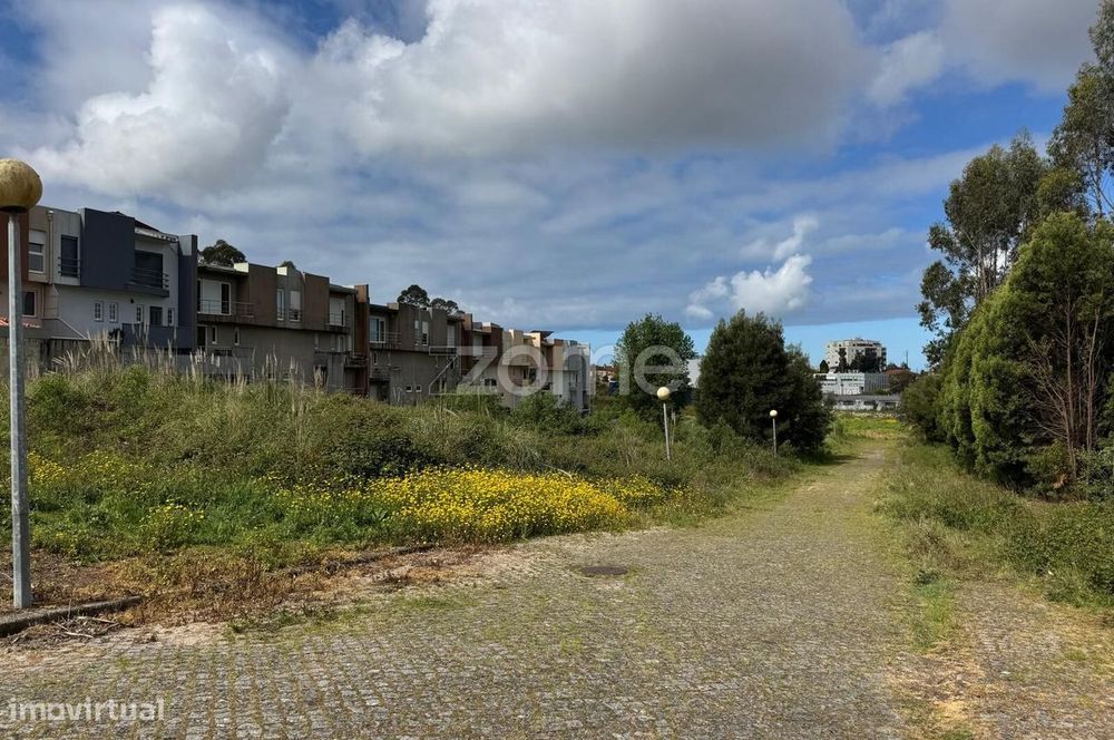 Lote de terreno, para construção de moradia, em Santa Maria de Lamas
