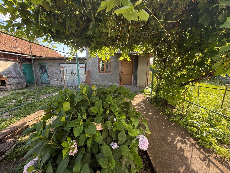 Продається власний цегляний будинок  в с.Луг  Львівської області.