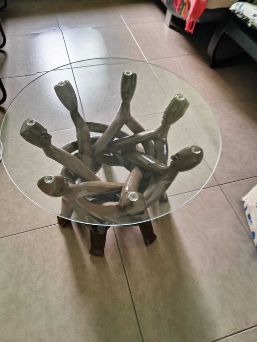 Mesa com pe em madeira