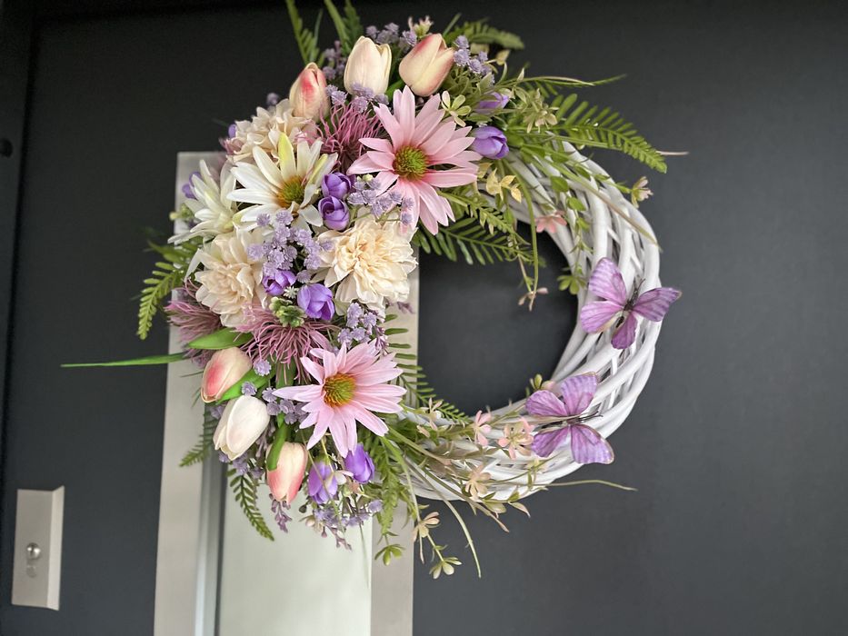 Wiklinowy wiosenny wianek na drzwi, motyle