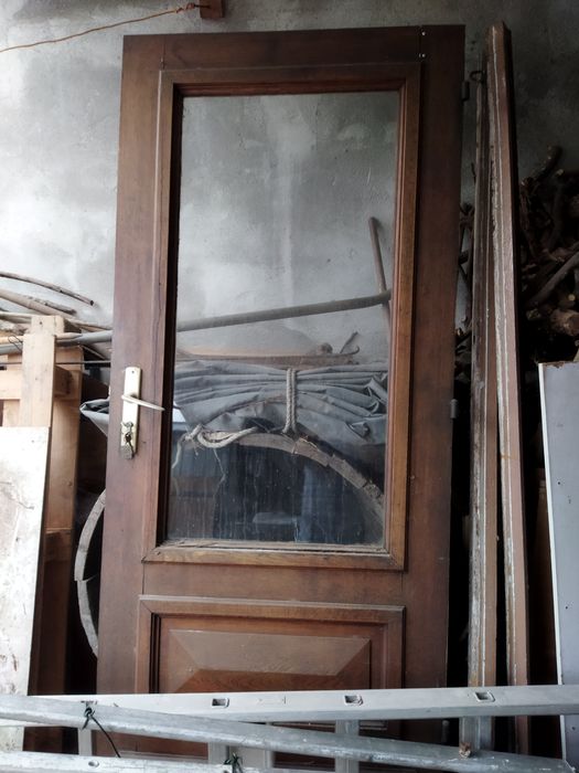 Uma porta em carvalho francês com as duas colunas