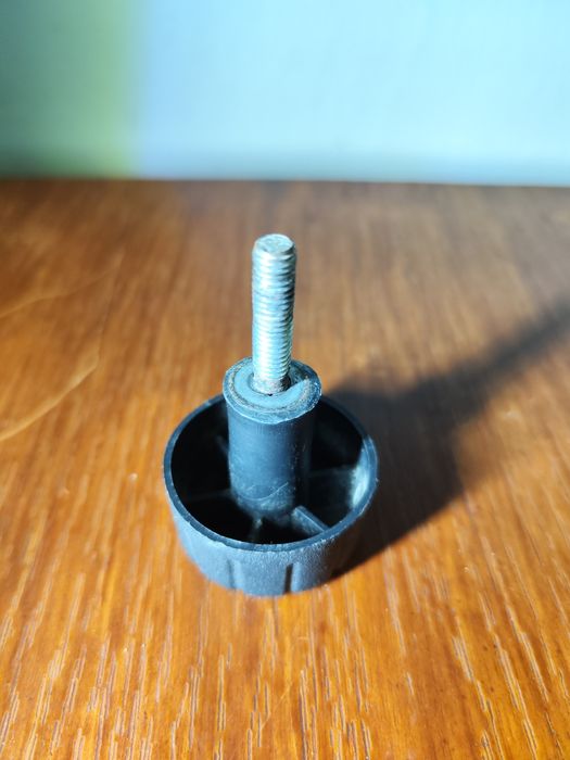 Винт крепёжный М8 (зажимной) для офисного кресла, в отличном состоянии