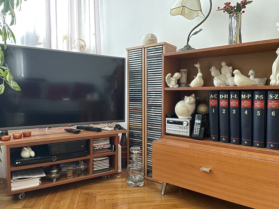 Dwa drewniane regały