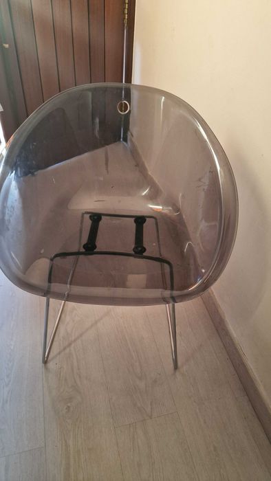 2 Cadeiras transparentes cada uma 25€