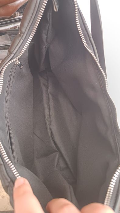 mala preta com detalhes