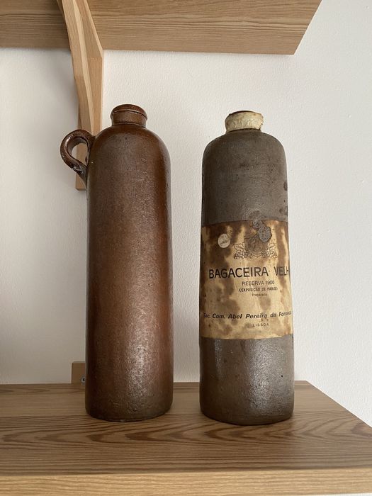 Garrafa em grés de bebida alcoólica