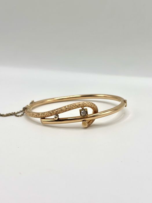Złota sztywna bransoletka z diamentem