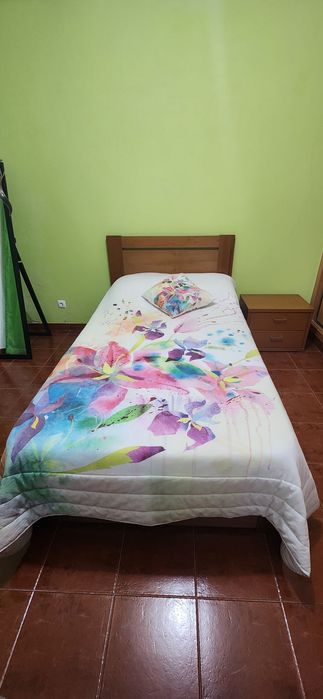 Cama + mesa de cabeceira