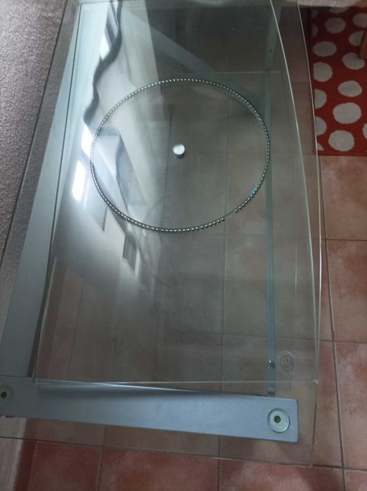 Mesa com prateleira giratória para TV