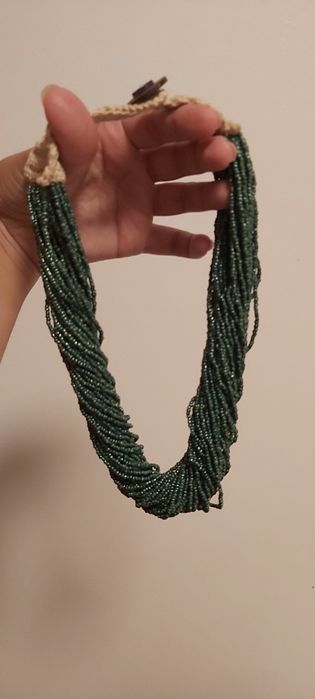 Colar feito à mão de missangas em verde e bege