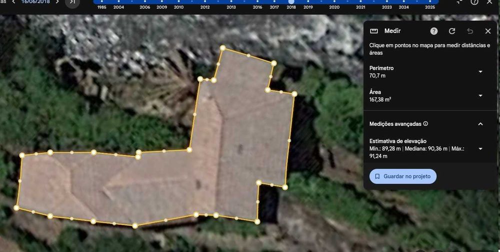 Quintinha com casa com 4 quartos e terreno amplo junto ao rio