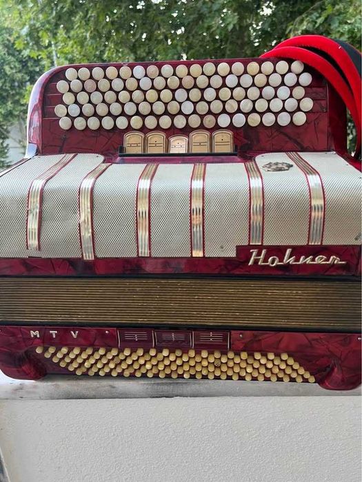Acordeão Hohner Amati VIII à 3a voz com saco e correias novas