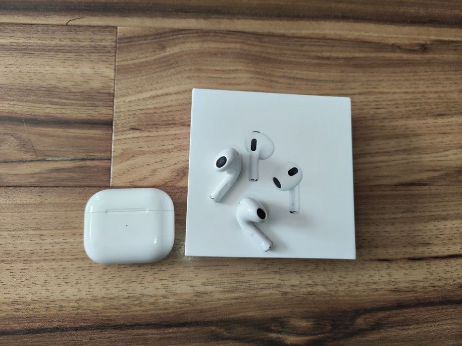 IPhone SE plus AirPods (3rd gen)
