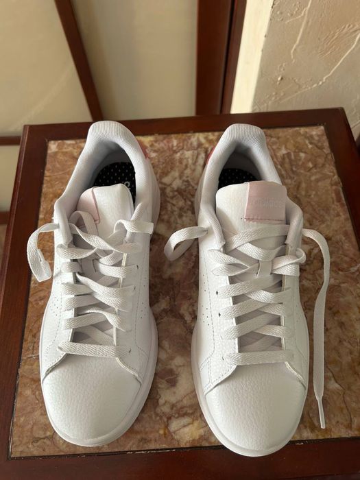 Кросівки жіночи 38 на 37 розмір бренд adidas