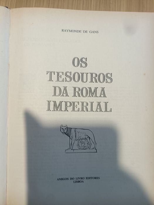 Vendo o livro sobre Os Tesouros da Roma Imperial