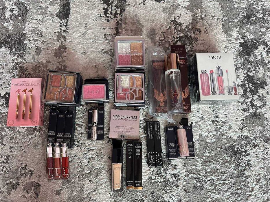 Косметика Dior блиск діор,хайлайтер, палетка,нічна маска для губ Laneige, Charlotte Tilbury рум'яна, фіксатор, Nars,Clarins