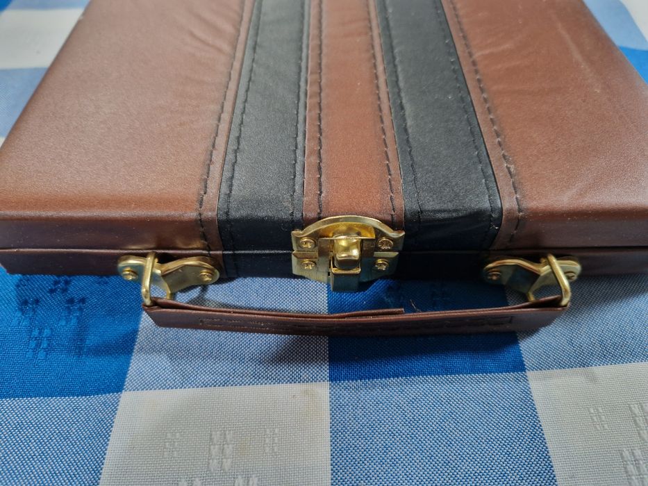 Dominó com caixa elegante.  Nova