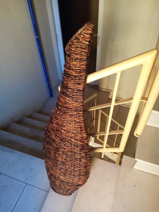 Vaso alto decorativo em vime trançado