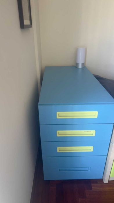 Cama de solteiro com 4 gavetas de arrumação com oferta de mesa de cabeceira