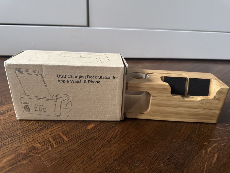 Stacja do ładowania do Apple z drewna babusowego