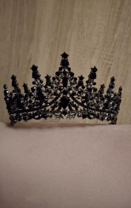 Czarna tiara, korona, diadem