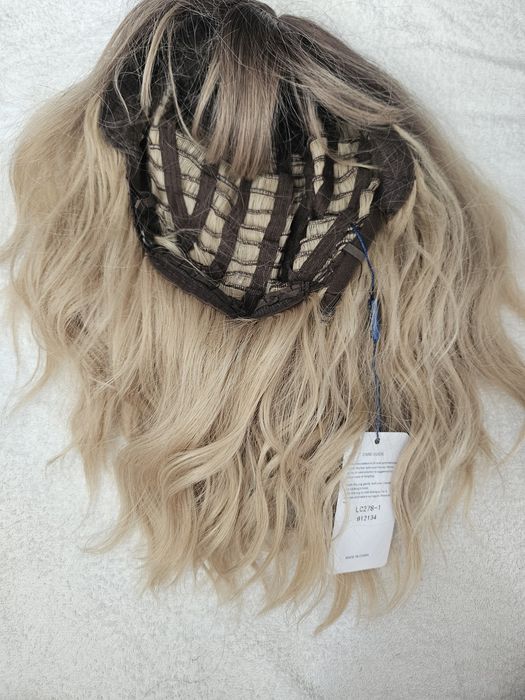 Krótka peruka blond
