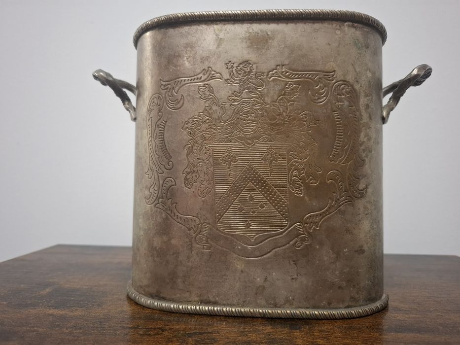 Francuska chłodziarka do wina