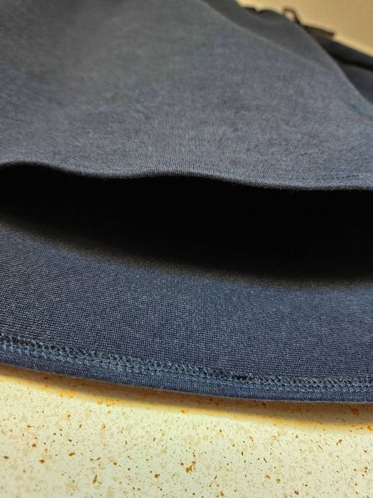 Granatowa klasyczna elastyczna spódnica, dłuższy tył