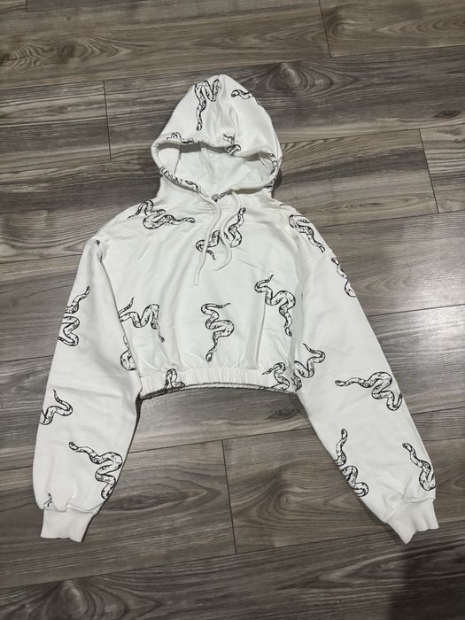 Biała bluza w węże