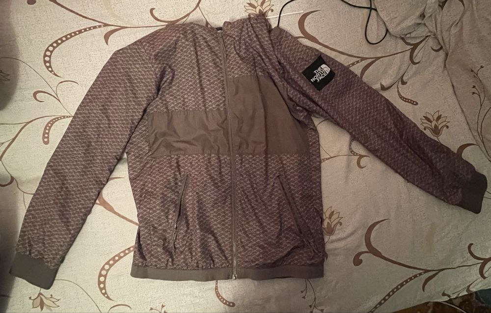 Продам курточку тнф