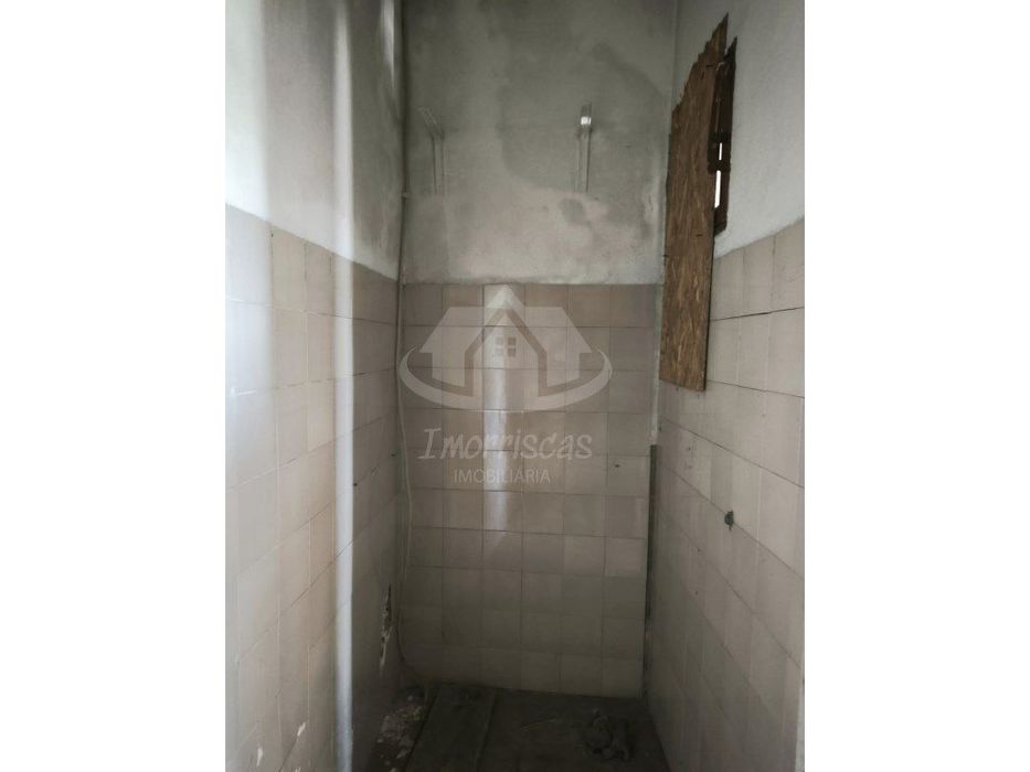 Prédio de 2 pisos para remodelação no Bairro de São João em Camarate
