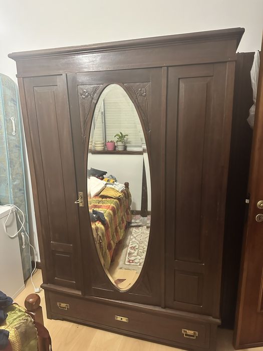 Cama solteiro grande  , com roupeiro igual vintagen