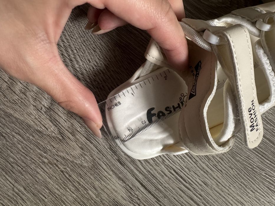 Босоніжки дитячі білі