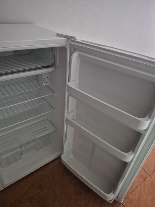 Frigorífico branco, pequeno, em perfeito estado de funcionamento,  pouco uso.