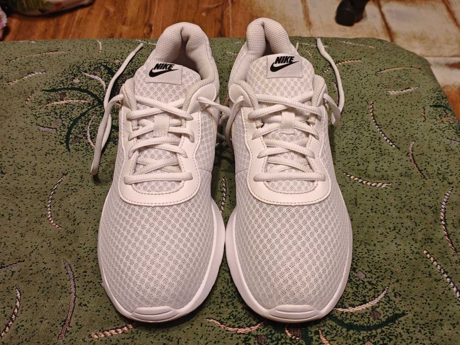 Кроссовки NIKE  (оригинал) фирменные  размер-42 стелька- 27 см.