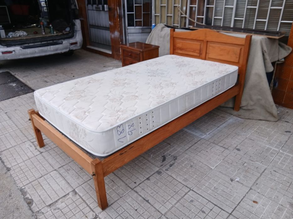 Cama solteiro pinho com mesinha e colchão