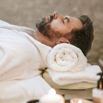 Масаж спини для жінок або чоловіків