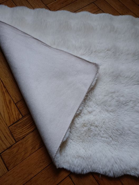 Пухнастий килим штучний кролик