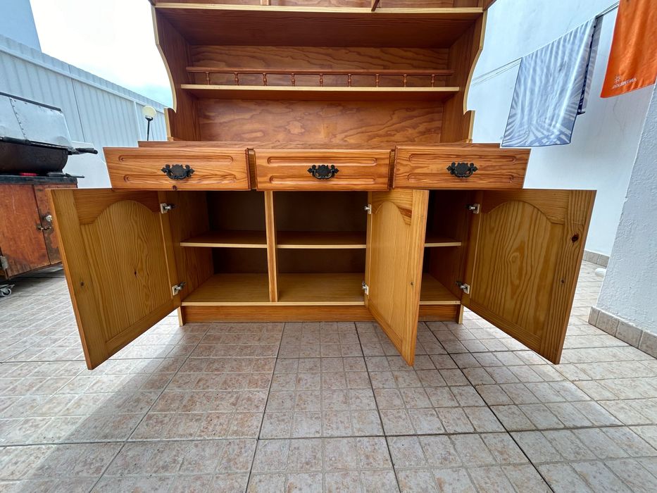 Cristaleira / Aparador em madeira maciça – bom estado