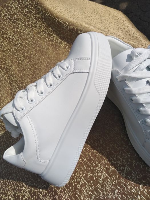 Жіночі кросівки шкіра