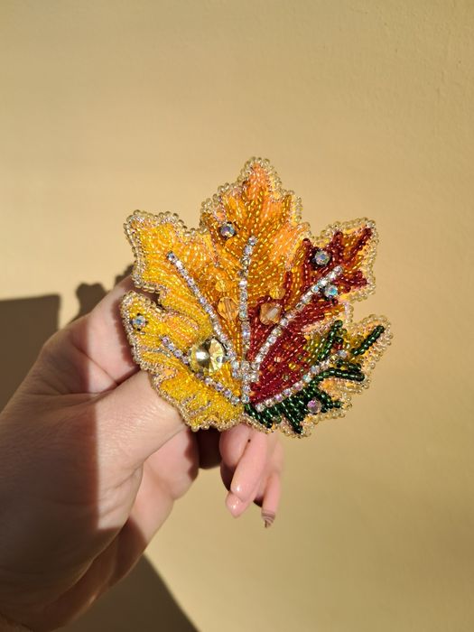 Брошка ручної роботи «Оберіг Мотанка» у рожевих тонах