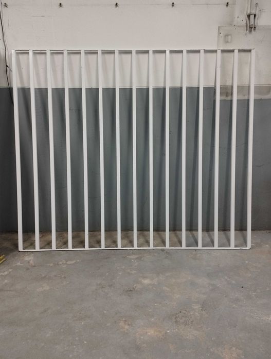 Separação em tubo metálico branco