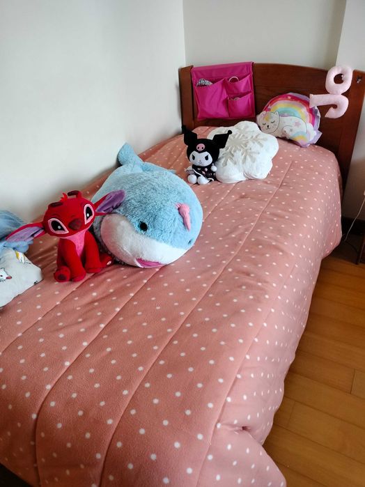 Cama de solteiro em madeira