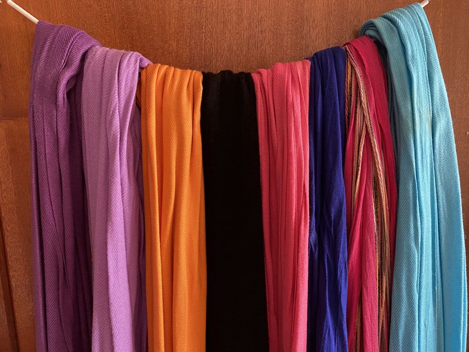 Várias echarpes coloridas